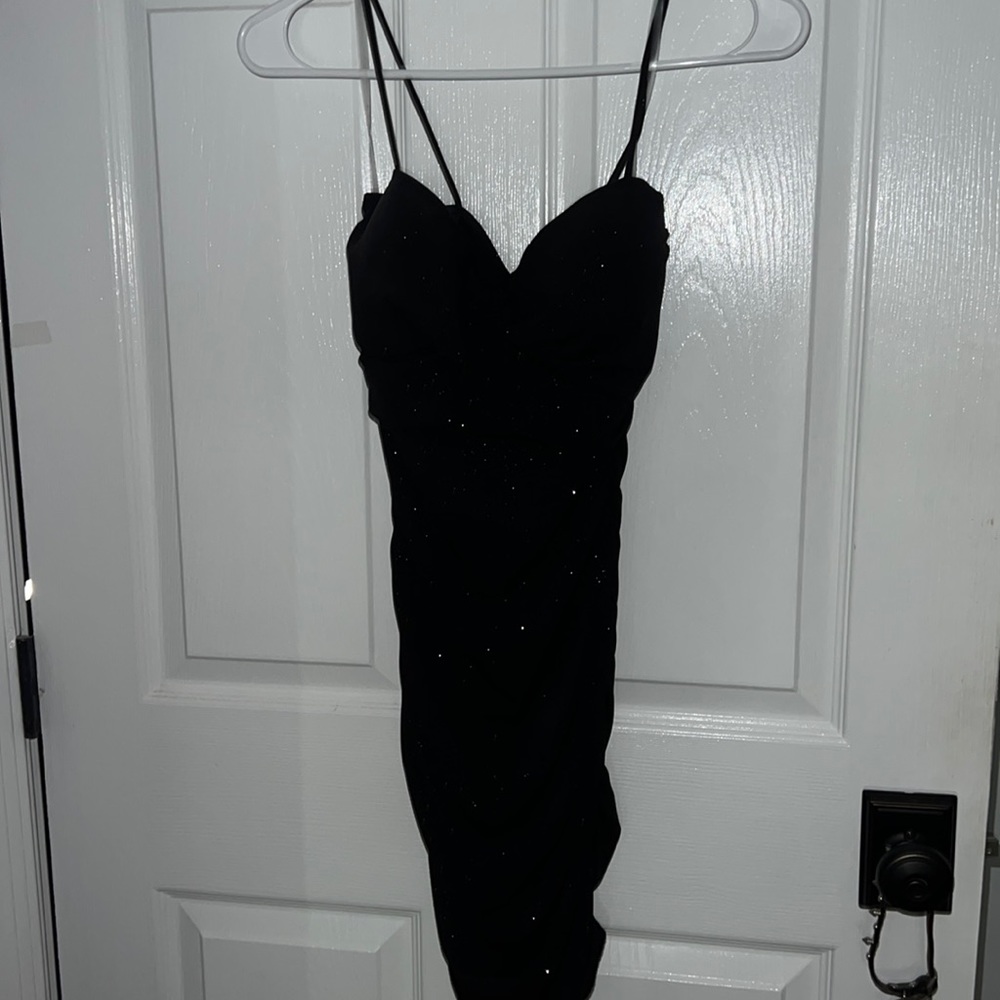 stretches a lot. very comfortable and adjustable straps. build in bra